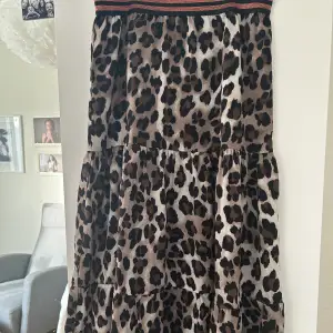 Fin lång kjol från Sofie schnoor, nästan aldrig använt och är i fint skick! Skriv privat för fler bilder ☺️