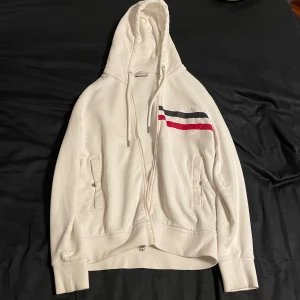 Moncler hoodie - Tjena säljer denna moncler hoodie  Skick 9/10  Retail, ca. 9000 Hör av er vid intresse!