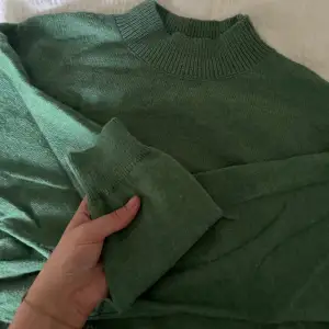 Stickad grön tröja som jag tror är från hm! Frakt ingår ej!