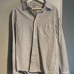 Skjorta - Skjorta från arket! Knapp använd och snygg på sommarn. Nypris ligger på 900!