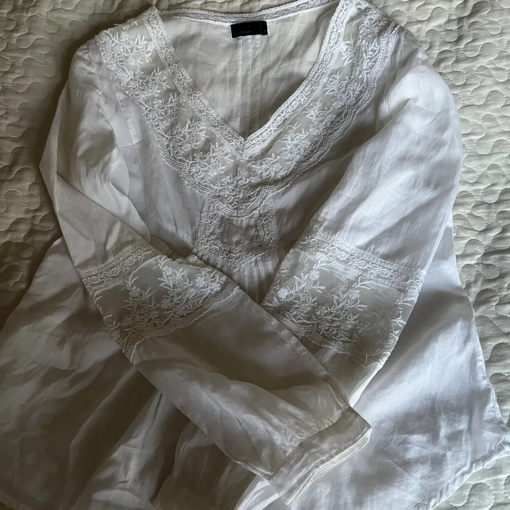 En vit blus från veromoda. Köpt för 150kr och är i stl S❤️ super fin till sommaren passar till allt. . Blusar.
