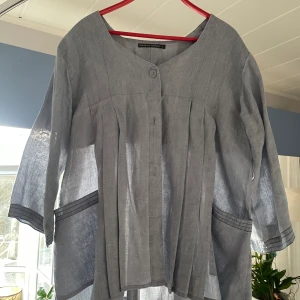 Blus - Ljus blå blus i storlek L  Aldrig använd