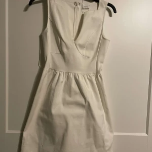 Studentklänning  - Klänning från vila. Aldrig använd med lappen kvar. 350kr. I storlek xs. Perfekt till studenten! 😁🥰🥳Pris går att diskutera