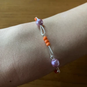 Hemmagjort armband  - Hemmagjort armband som jag gör själv 🫶 storlek: 22cm (det går att justera till mindre)