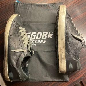 Golden Goose skor - Säljer dessa skorna från Golden Goose | Dustbag ingår | Däremot ingen box ❌📦| 100% äkta | Hör gärna av er vid fler frågor eller intresse!