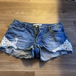 Fina jeans shorts  Från Lindex  Stolek 170  