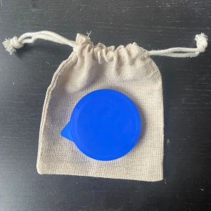 Lock till läskburkar - Säljer helt oanvända lock till läskburkar som man kan ha under sommaren! Passar till smala läskburkar, celcius och Noccoburkar. Har flera i blå, röd och svart. Påse tillkommer  Pris:  1 för 40kr 2 för 70kr 3 för 100kr 