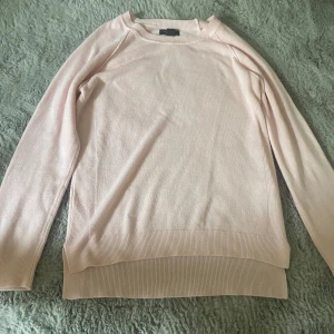 Tunn rosa stickad tröja  -  Nu säljer jag min tunna rosa stickade tröja, perfekt inför sommaren ! Mycket fint skick! Säljs pga att den inte baddar mig längre