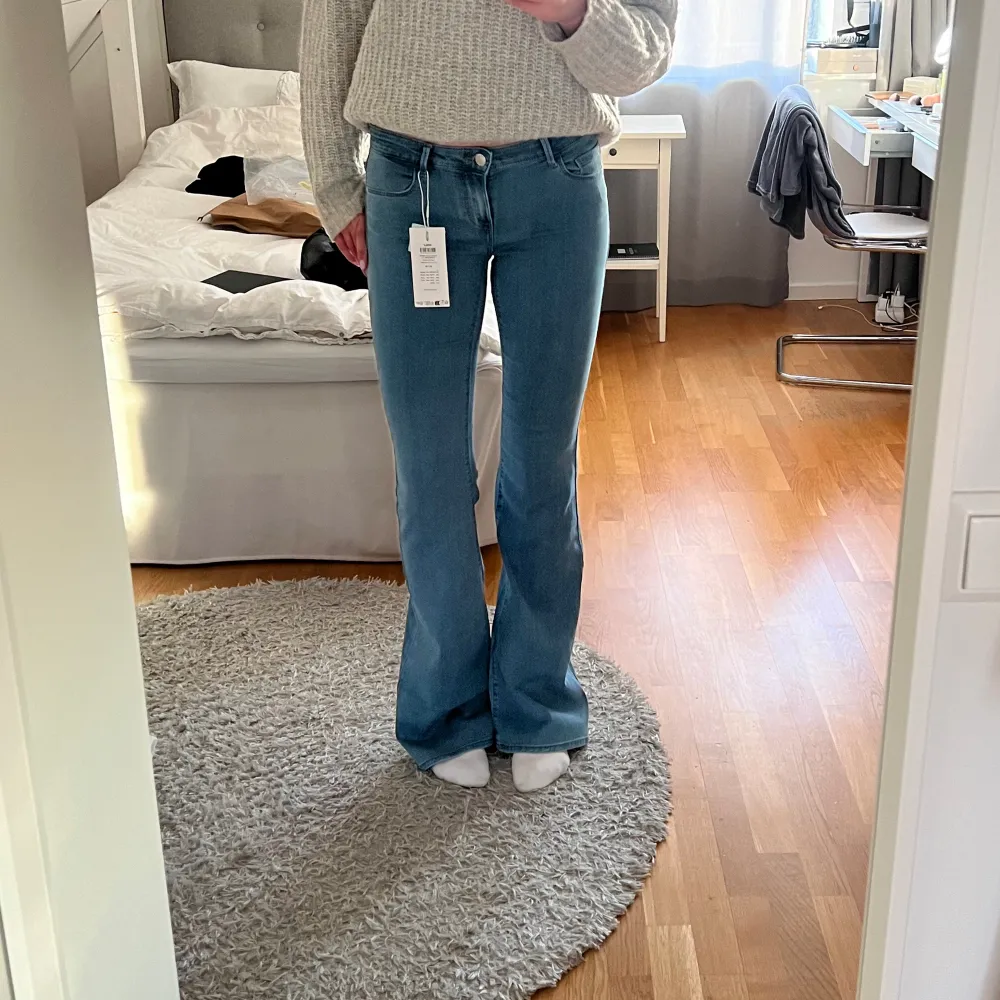Lågmidjade ljusblåa jeans från only. De är i tall modellen så passar de som är lite längre! Helt oanvända, lappen kvar. De är i längd 36!. Jeans & Byxor.