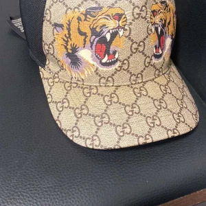 Tiger’s Gucci keps - Den är i bra/ny skick inte knappt använd passade ej med Keps