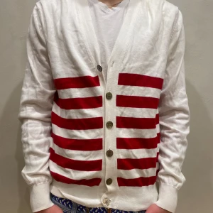 Kofta/Cardigan These Glory Days  - Kofta These Glory Days   Modell: 184cm & väger 84kg  Skick: allmänt använd Färg: vit/röd Material: bomull 