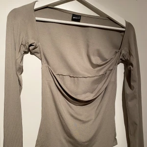 soft touch square neck top grön - Långärmad tröja, helt slutsåld. På andra bilden ser du hur den ser ut på. Nypris 259kr.  Inga defekter.