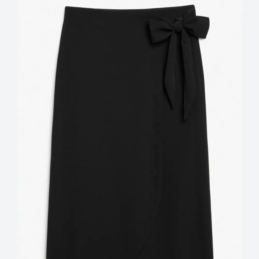 Säljer denna snygga asymmetriska kjol! Har aldrig använd då den är lite stor för mig så därav helt ny! Obs, spegeln är lite smutsig det är inte kjolen, dennär bara lite skynklig se sista bilden💕 Säljer för 150kr + frakt🫶🏻. Kjolar.