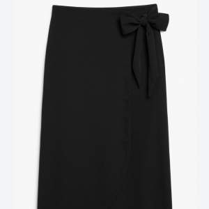 Säljer denna snygga asymmetriska kjol! Har aldrig använd då den är lite stor för mig så därav helt ny! Obs, spegeln är lite smutsig det är inte kjolen, dennär bara lite skynklig se sista bilden💕 Säljer för 150kr + frakt🫶🏻