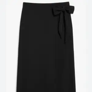 Säljer denna snygga asymmetriska kjol! Har aldrig använd då den är lite stor för mig så därav helt ny! Obs, spegeln är lite smutsig det är inte kjolen, dennär bara lite skynklig se sista bilden💕 Säljer för 150kr + frakt🫶🏻