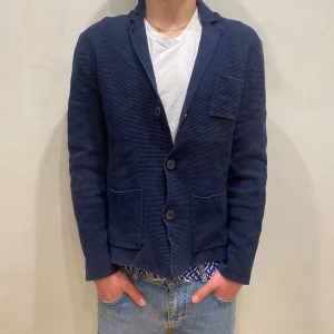 Kofta Bläck - Kofta Bläck Modell: 184cm & väger 84kg Skick: allmänt använd  Färg: Blå Material: bomull