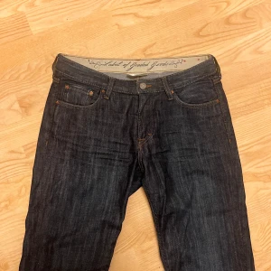 Jeans lowrise  - Använd flertal gånger men bra kvalite 🫶säljer då de blivit för små för mig så har ingen användning för dem. Passar S & XS beroende på passformen man är ute efter. Jag är 165cm och de är bra längd💗