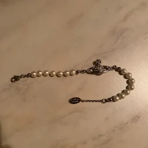 Vinienne westwood armband - Skriv om ni har nå frågor