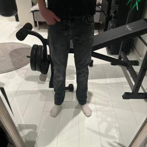 Säljer nu dessa nudie jeans i ett fint skick. Köpta för ca 1700kr. Modell: Grim Tim