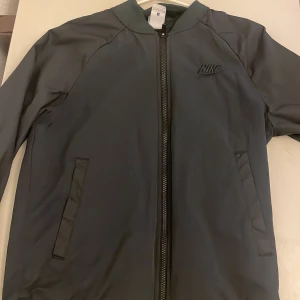 Nike vårjacka - Hej säljer en Nike vårjacka väldigt bra skick har använt 2 gånger, fråga gärna något om det är nåt. Pris kan diskuteras 😃