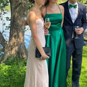 Balklänning - Säljer min jättefina balklänning 💗 använd under en kväll och den är i bra skick! Jättefin i ryggen! Hör av er vid frågor ☺️