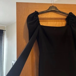 Svart klänning med kristall fransar  - Aldrig använd, endast provad.  Super fin klänning med kristall fransar längst längden på klänningen.  Dm för fler bilder vid önskemål🫶🏼