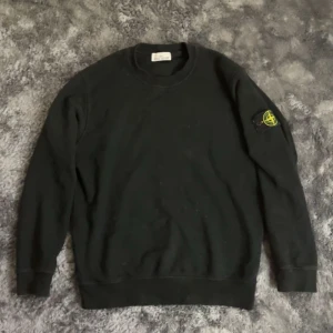 Stone Island - Jättefin men kommer inte till användning längre. Den är stl L och är i bra skick.  Hör av er för frågor 