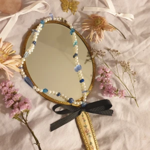 🎀handgjort halsband🎀 - Handgjort halsband med blåa pärlor.