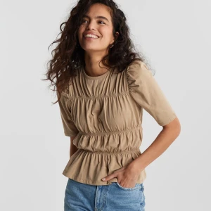 SUPERSNYGG unik topp!! - Superfin unik topp i lite mörkare beige, helt slutsåld, knappt använd!!!