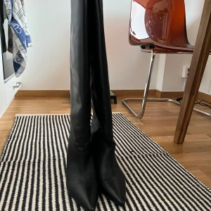 Stövlar Massimo Dutti - Snygga skinnstövlar från Massimo dutti. Aldrig använda. Storlek 41