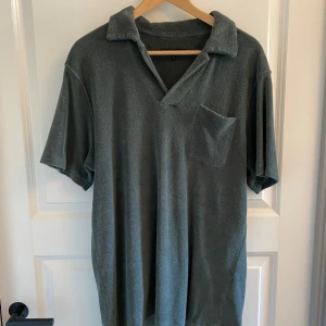 Terry Piké - Grön terry piké från Paul and Friends från NK. Snygg och skön till sommaren. För stor för mig därför jag säljer den. Jättebra skick. Nypris 1000