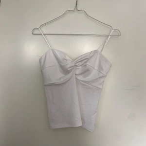 Bilbok sommartopp -  Säljer denna söta, vita toppen från BikBok då jag aldrig använt den. Nyskick med prislapp på & i storlek S. Nypris: 259kr. Om du har frågor eller önskar fler bilder är det bara att hmu!💞