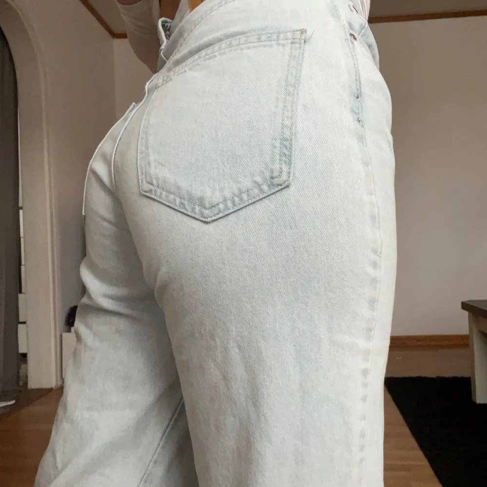 Säljer dessa super fina jeans från stradivarius, sitter perfekt och bra material. Jeansen är som nya då dom har använts väldigt lite. Älskar dessa jeans men tyvärr måste tömma garderoben då det är fult. . Jeans & Byxor.