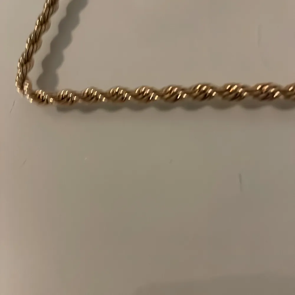 Säljer detta guldfärgade halsband. Säljer pga samma problem som min tidigare annons jag tål inte fake smycken. Säljer billigt för 60kr.. Accessoarer.