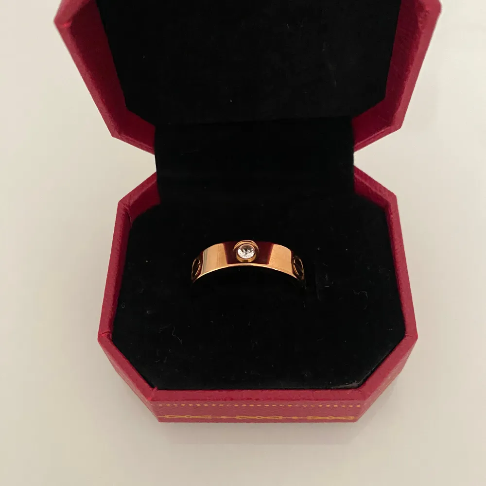 En vacker ring som sälj pga att den är den stor. Pris kan diskuteras, köparen står för frakten!. Accessoarer.