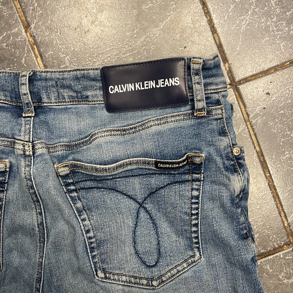 Blå Calvin Klein jeans Bra skick de är inte använda nästan. Jeans & Byxor.