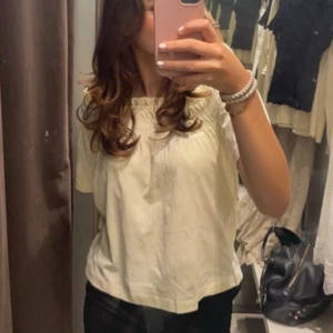 Off shoulder topp - Jättefin gul offshoulder topp i storlek S! 