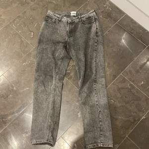 Grunt Jeans - Tjena! Säljer nu ett bar grunt jeans med fet tvätt🔥 Jeansens skick är 10/10 och endast använda några få gånger✅ Jeansen passform är loose och passar mellan 170-180 cm🔛🔝 Bara att höra av sig vid minsta fundering ✔️Pris kan diskuteras vid snabb affär🤝