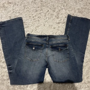 Lågmidjade flared jeans - Lågmidjade flared jeans i storlek 40, i jättebra skick 💓Midjemått tvärs över: 42, innerbensmått 79