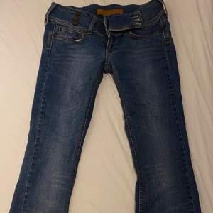 Snygga utsvängda lowrise jeans som nästan inte använda! Dom är i storlek 28 och är i medel längd. De är mörkblå med ett inbyggt skärp💕 säljer för att ge liv till byxor som aldrig knappt används🥲 