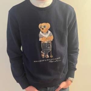 Sweatshirt från Polo Bear (Ralph Lauren) till salu! Storlek S. Modellen är 183cm. Bra skick. Nypris: 2200kr, mitt pris: 500kr. Hör gärna av er om frågor!