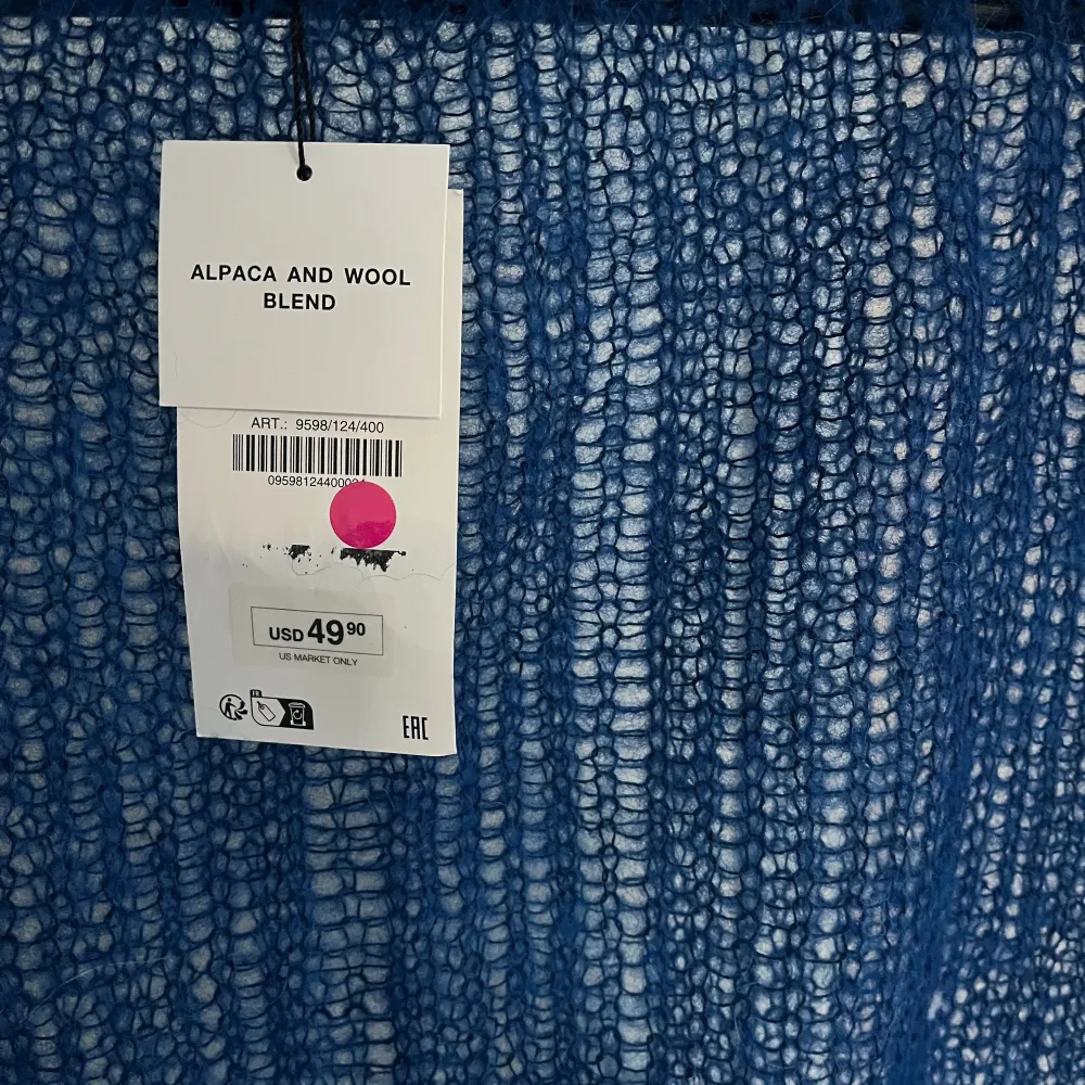 Säljer denna skitsnygga tröjan från Zara. Aldrig använd med prislapp kvar. En present som ej hann lämnas tillbaka! Passar XS-M beroende på passform (lite oversized). Alpaca/wool blend. . Hoodies.