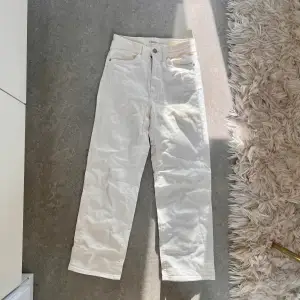 Vita jeans med hög midja och croppade ben 