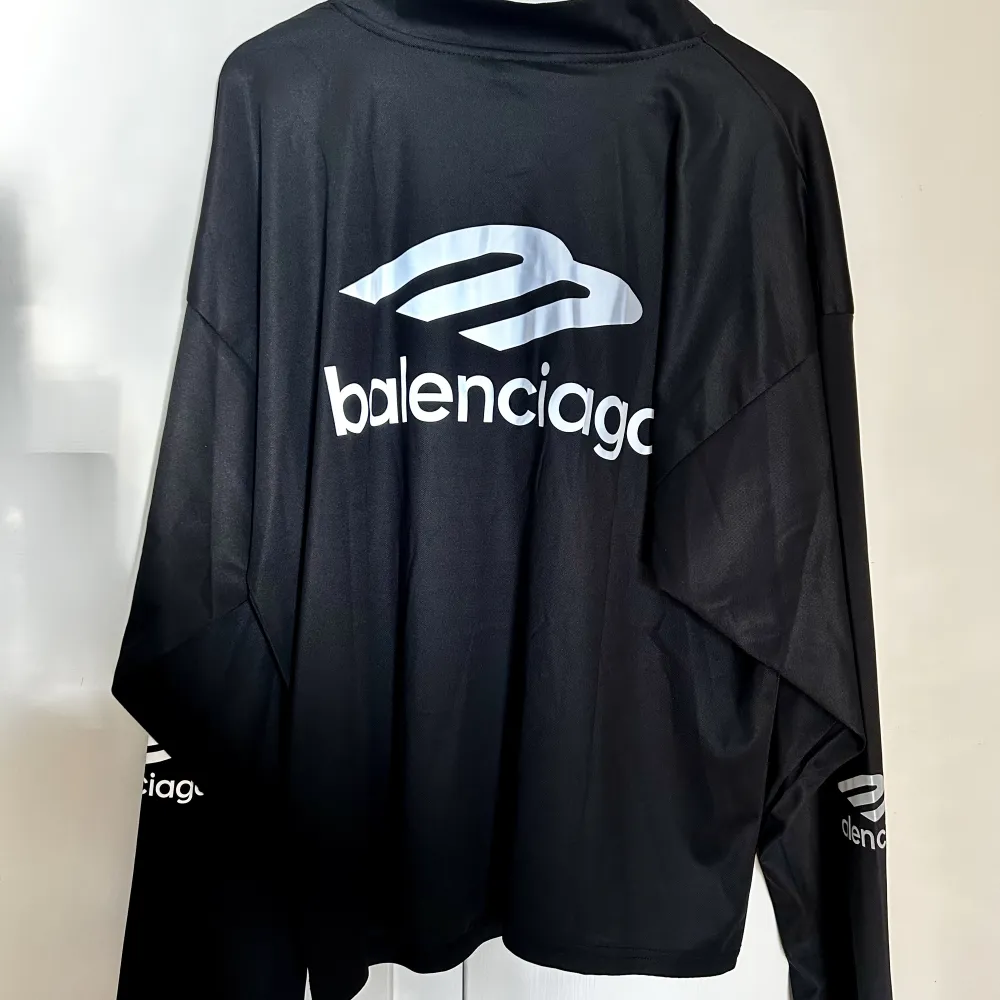 Balenciaga tröja från Balenciagas skiwear line, bra till våren eller hösten, ny med lappar, 1:1, 100% polyester, otroligt bekväm, storlek S står som M/L pga lösa stilen, reflex.  . T-shirts.