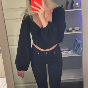 Topp - Jättesöt topp med ballongärmar och korsett liknande topp💓💓