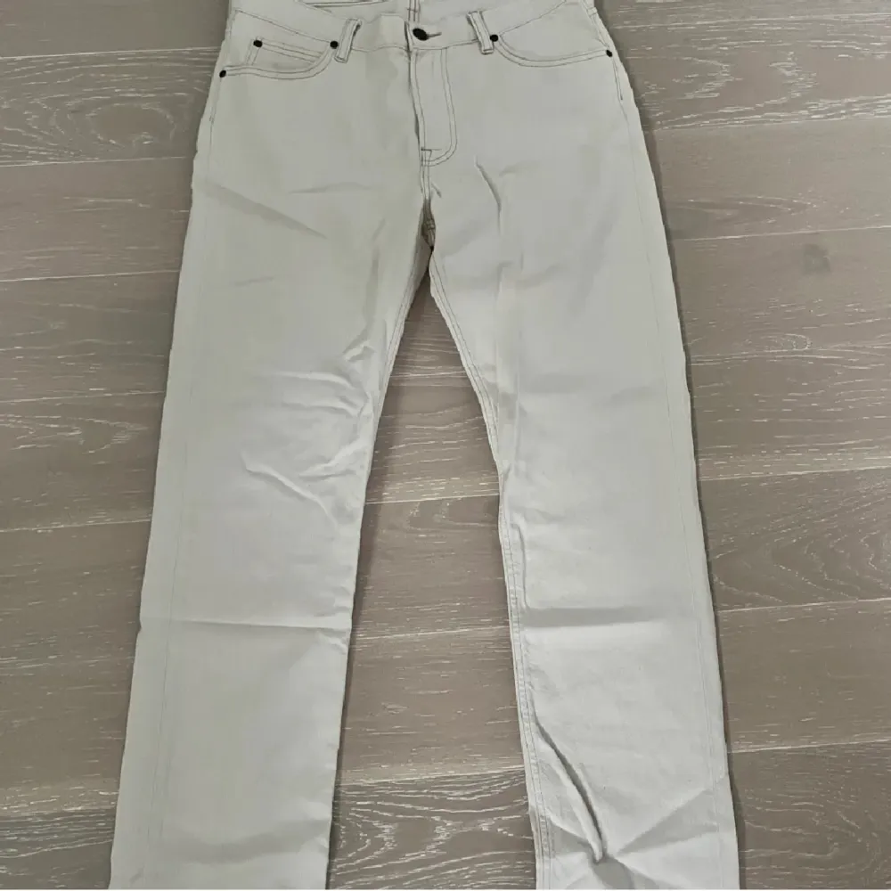 Helt vita lee jeans 10/10 skickat har haft på mig dom en gång. passar även 30/32 Nypris:900. Jeans & Byxor.