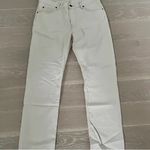 Lee jeans vita  - Helt vita lee jeans 10/10 skickat har haft på mig dom en gång. passar även 30/32 Nypris:900