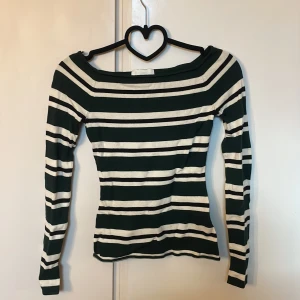 Mörkgrön tröja  - Mörkgrön randig tröja från H&m, knappast använd.