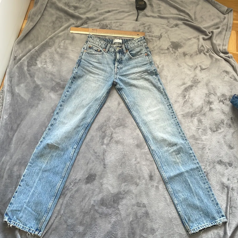 Midwaist straightleg zara jeans. Midja rakt över 30 cm och innerbenslängd 79 cm. Jeansen slutar 1 cm under naveln på mig. . Jeans & Byxor.