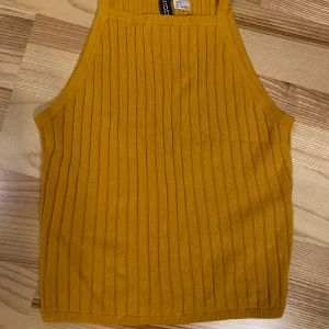 Senapsgult linne kort modell - Säljes i fint skick